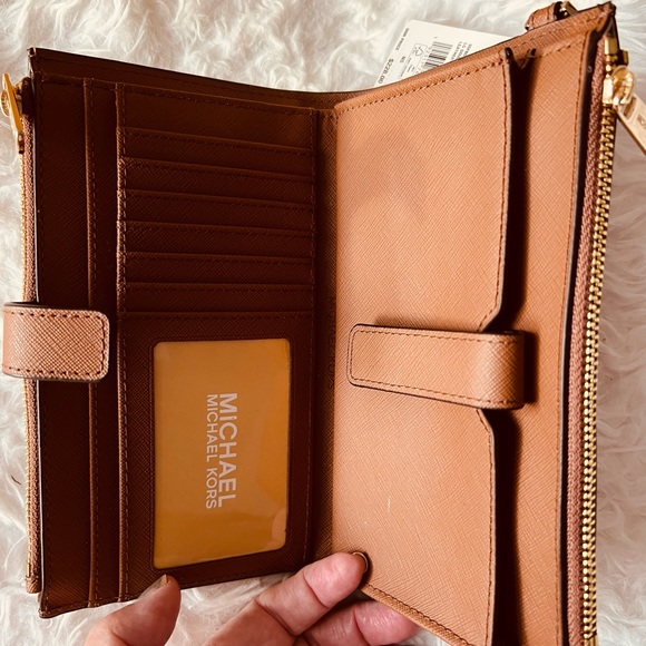 Michael Kors Double Zipper pockets ID CC and money pockets NWT leather and Logo - Picture 6 of 11